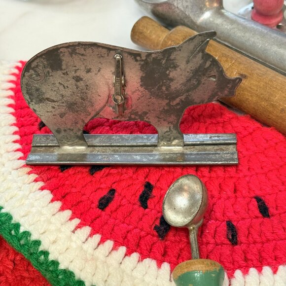 Retro Cookie jar Filled with retro kitchen utensils - Picture 16 of 17